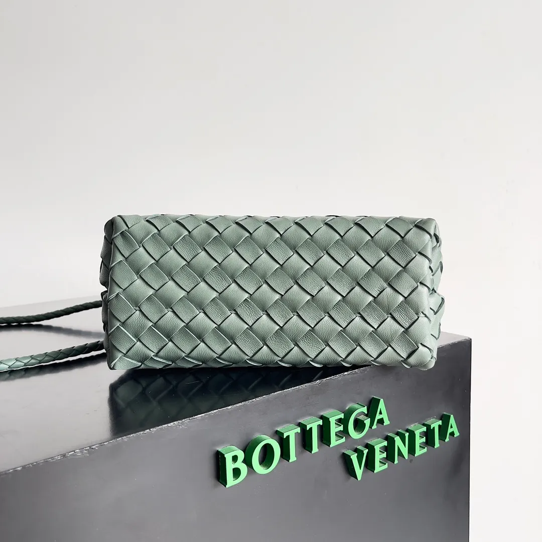 The 2023 new Andiamo batch of 1860 BV has been shipped‼ ️Really popular🔥The new Andiamo woven handbag launched by Bottega Veneta this season is really popular all over the world! ! Celebrities at home and abroad have worn it, and Oscar-winning actress Michelle Yeoh has taken it out on the street. Song Jia, Trai Yara, Yu Feihong, Sanji Ayaka, Rosie Hunting-Whiteley, Yoshioka Riho, etc. have all picked up this bag. It is classic and versatile, showing off its temperament, and the bag capacity is also large, which is very convenient for daily commuting! ! A variety of carrying methods, the shoulder straps can be adjusted by yourself, the original lambskin feels soft and delicate, and the neutral style is made to break gender boundaries and bring a more practical and longer-lasting use experience. Andiamo, which has both elegant and casual styles, perfectly interprets the true appearance of "fashionable old money style". Style number: 743568 Size: 25*22*10.5cm